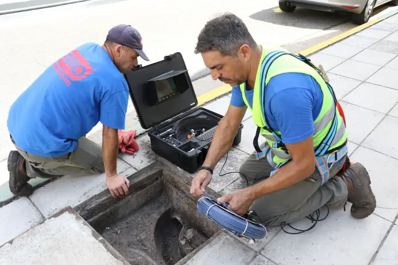 Técnicos de EBRO trabajando en una cámara de la vereda